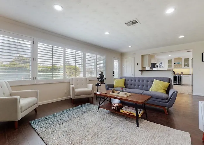 Dazzling Westside 4 Bedroom Home-Minutes To The Beach